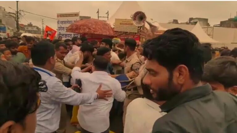 उज्जैन महाकाल परिसर में नागचंद्रेश्वर मंदिर में दर्शन को उमड़े श्रद्धालुओं में भगदड़, कई लोग गिरे भगदड़ जैसे हालात